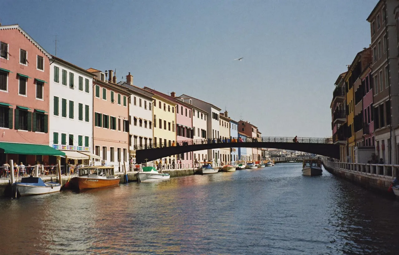 Les canaux de Sète bordés de maisons colorées, la Venise du Languedoc